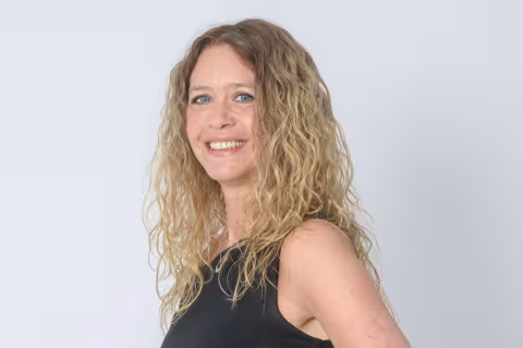 Portrait de Marie, assistante virtuelle spécialisée dans le bâtiment et la rénovation