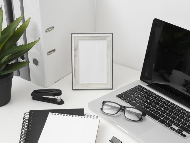 Poste de travail organisé dédié à la gestion administrative et commerciale.